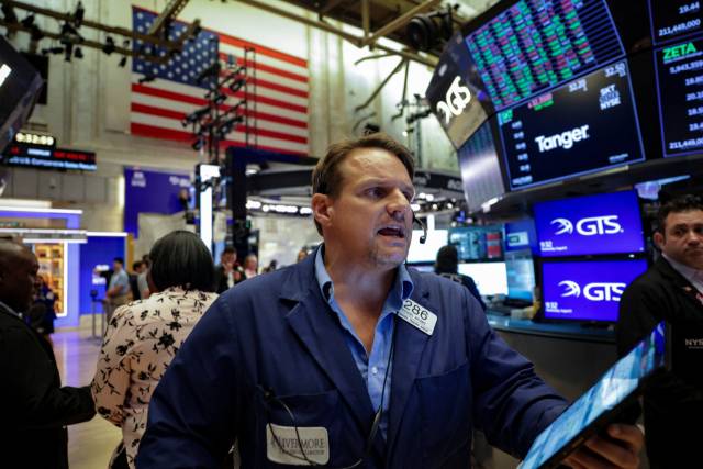 한 주식거래중개인이 6일(현지 시간) 미국 뉴욕증권거래소(NYSE)에서 모니터를 바라보고 있따. 로이터연합뉴스