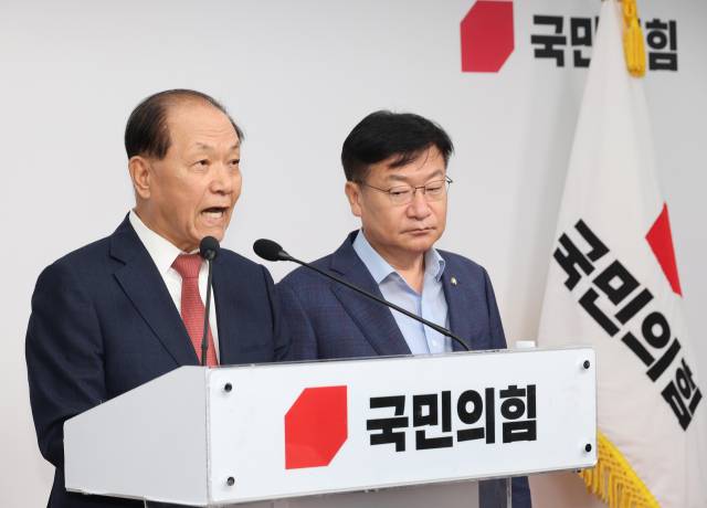 황우여 국민의힘 선거관리위원장이 7일 서울 여의도 중앙당사에서 당 대표 및 최고위원 선출을 위한 전당대회 본경선 진출자를 발표하고 있다. 연합뉴스