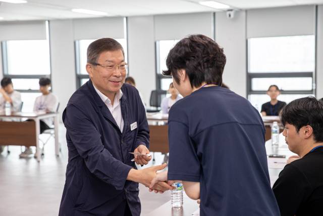 김경호(왼쪽) 광진구청장이 청년과 인사를 하고 있다. 사진제공=광진구
