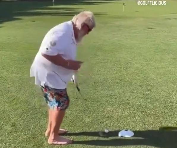 존 댈리가 오른손에 맥주잔을 든 채 한 손으로 칩샷을 하고 있다. SNS 캡처