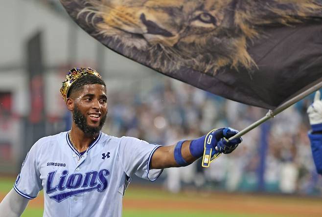 ▲ 삼성 구단의 전설적인 레전드들을 소환하고 있는 디아즈 ⓒ삼성라이온즈