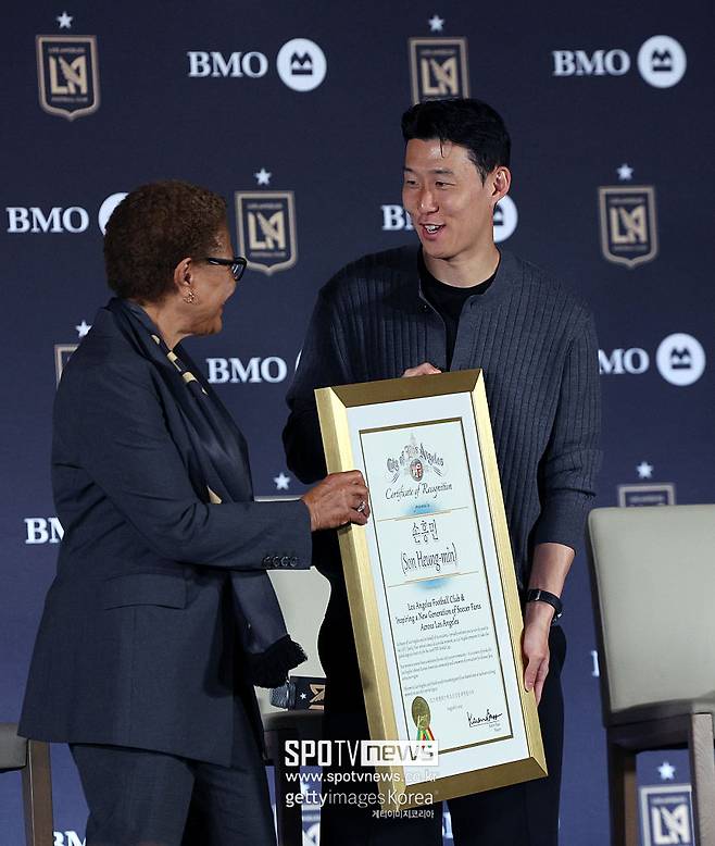 ▲ LAFC의 7번 유니폼을 착용한 손흥민은 "MLS에서 새로운 도전을 하게 돼 매우 기대된다. LA는 한인 커뮤니티가 가장 큰 곳이다. 한국 선수로서 그들을 자랑스럽게 만들어야 할 책임감을 느낀다"며 "유럽에서의 성공이 이곳에서 성공을 보장하지 않는다. 0부터 다시 시작이고, 이 팀을 떠날 땐 레전드라 불리고 싶다"라고 각오를 밝혔다.