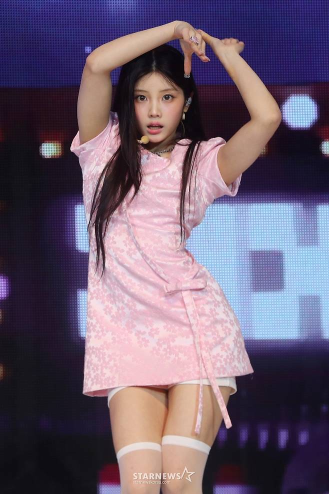 [서울=뉴시스] 김혜진 기자 = 그룹 아일릿 원희가 2025년 6월 16일 오후 서울 광진구 광장동 예스24라이브홀에서 열린 세 번째 미니앨범 '밤(bomb)' 발매 기념 쇼케이스에서 무대를 선보이고 있다. 2025.06.16. jini@newsis.com /사진=김혜진