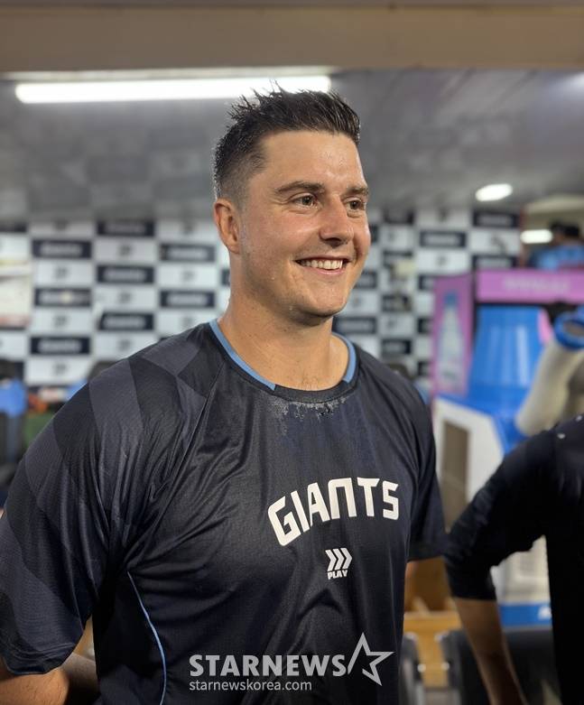 롯데 터커 데이비슨이 6일 사직 KIA전 승리 후 취재진과 인터뷰를 하고 있다. /사진=양정웅 기자