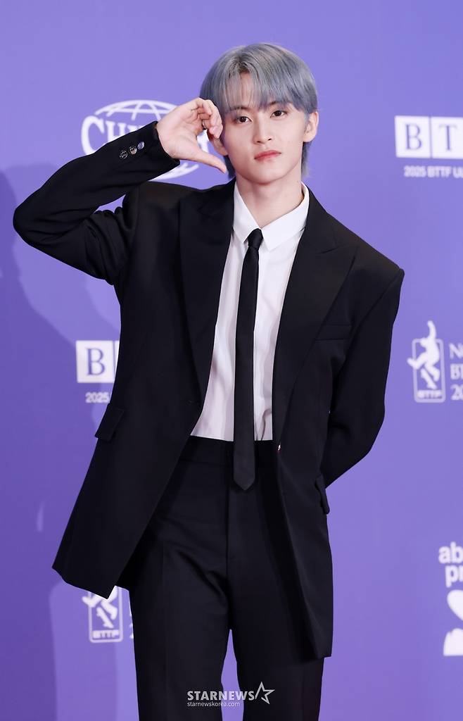 그룹 엔시티 드림(NCT DREAM) 마크가 14일 오전 서울 송파구 롯데시네마 월드타워에서 열린 정규 5집 'Go Back To The Future(고 백 투 더 퓨처)' 발매 기념 포토월에서 포즈를 취하고 있다. /2025.07.14 /사진=김휘선 hwijpg@