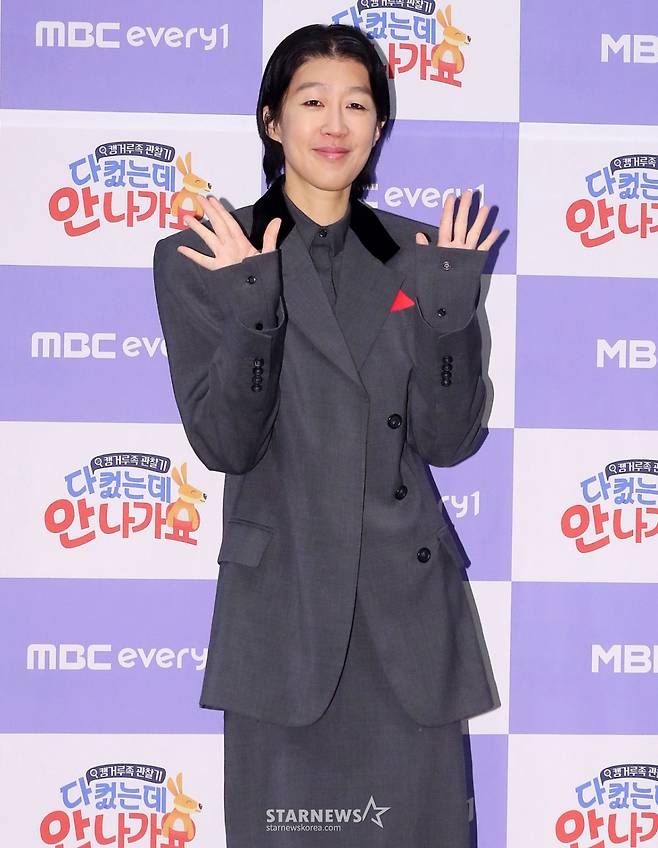 방송인 홍진경이 17일 오전 서울 마포구 상암동 스탠포드 호텔에서 진행된 MBC에브리원 '다 컸는데 안 나가요' 제작발표회에 참석해 포즈를 취하고 있다.   '다 컸는데 안 나가요'는 높은 물가와 집값 상승으로 청년 2명 중 1명이 '캥거루족'이라는 요즘 시대에 부모님과 함께 살아가는 스타들의 일상을 공개하는 관찰 예능 프로그램이다. 오는 18일 첫 방송. 2025.01.17 /사진=김창현 chmt@