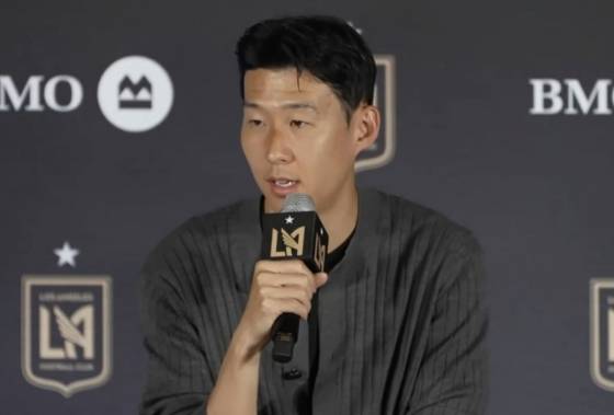 손흥민이 7일(한국시간) 미국 LA에서 열린 LA FC 입단 기자회견에서 취재진의 질문에 답하고 있다. /사진=LA FC 유튜브 영상 갈무리
