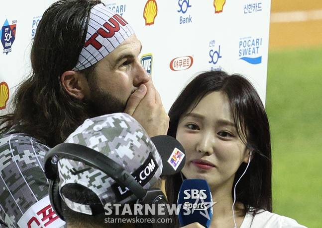 '2024 신한 SOL 뱅크 KBO리그' LG-삼성전이 지난해 7월 25일 서울 잠실야구장에서 열렸다. LG 선발 켈리가 완봉승을 거둔 후 인터뷰를 하며 눈물을 글썽이고 있다. /사진=김진경 대기자