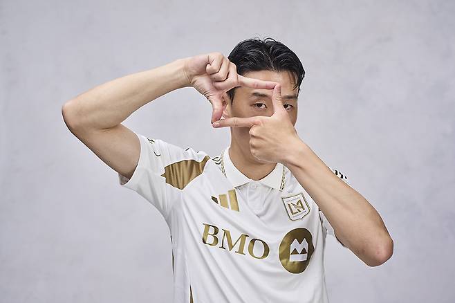 로스앤젤레스(LA)FC 이적 후 찰칵 세리머니 사진을 찍은 LAFC 손흥민. /사진=LAFC 제공