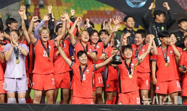 지난 7월 16일 경기 수원시 수원월드컵경기장에서 열린 2025 동아시아축구연맹(EAFF) E-1 챔피언십(동아시안컵) 여자부 시상식에서 우승국 대한민국 여자 축구대표팀 선수들이 트로피를 들고 기뻐하고 있다. /사진=뉴시스