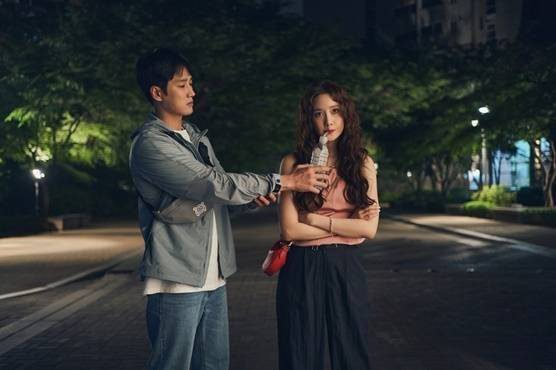 ‘악마가 이사왔다’ 안보현 임윤아 스틸. 사진 I CJ ENM