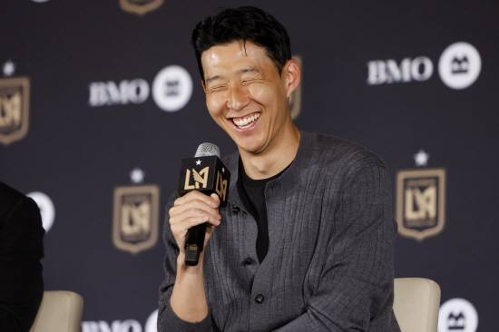 손흥민이 7일 미국 캘리포니아주 LA의 BMO 경기장에서 열린 메이저리그사커(MLS) LAFC 입단 기자회견에서 웃고 있다. 잉글리시 프리미어리그 토트넘 홋스퍼에서 10년간 활약한 손흥민은 LAFC와 2+2년 계약을 체결하면서 새출발을 알렸다. 연합뉴스