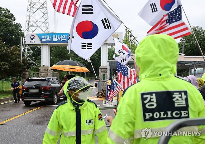 윤 전 대통령, 특검 3차 강제구인 시도에 구속적부심 청구 (의왕=연합뉴스) 김인철 기자 = 12·3 비상계엄 관련 내란·외환 사건을 수사하는 조은석 특별검사팀이 윤석열 전 대통령에 대해 3차 강제 구인에 나선 지난달 16일 윤석열 전 대통령 측이 구속의 위법·부당성을 주장하며 서울중앙지법에 구속적부심사를 청구했다.
    이날 경기도 의왕시 서울구치소 앞에서 윤 전 대통령 지지자들이 태극기와 미국 성조기를 흔들고 있다. 2025.8.7 yatoya@yna.co.kr