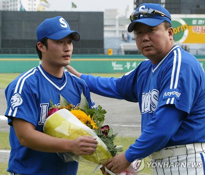 선동렬 감독 축하받는 오승환 [연합뉴스 자료사진]