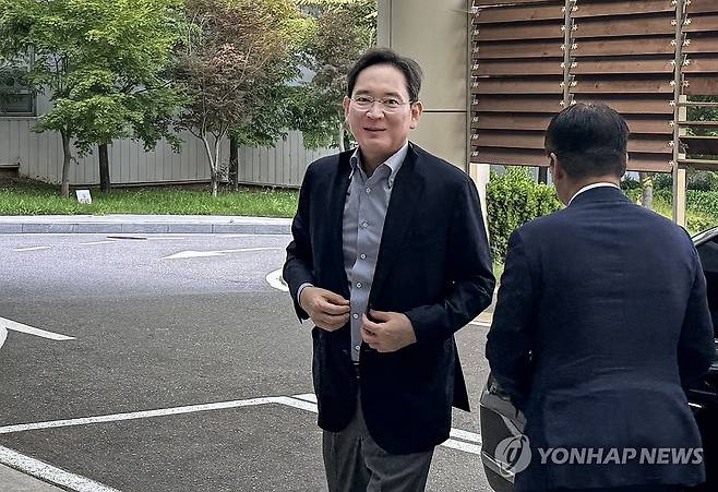 워싱턴 출국하는 이재용 삼성전자 회장 (서울=연합뉴스) 강태우 기자 = 이재용 삼성전자 회장이 29일 서울 강서구 서울김포비즈니스항공센터(SGBAC)를 통해 워싱턴으로 출국하고 있다. 2025.7.29 burning@yna.co.kr