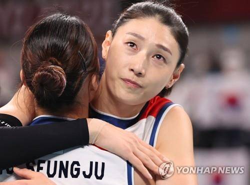 [올림픽] 표승주와 포옹하는 김연경  (도쿄=연합뉴스) 이지은 기자 = 8일 일본 도쿄 아리아케 아레나에서 열린 도쿄올림픽 여자배구 세르비아와의 동메달 결정전에서 0-3으로 진 한국의 김연경이 표승주와 포옹하고 있다. 2021.8.8 jieunlee@yna.co.kr