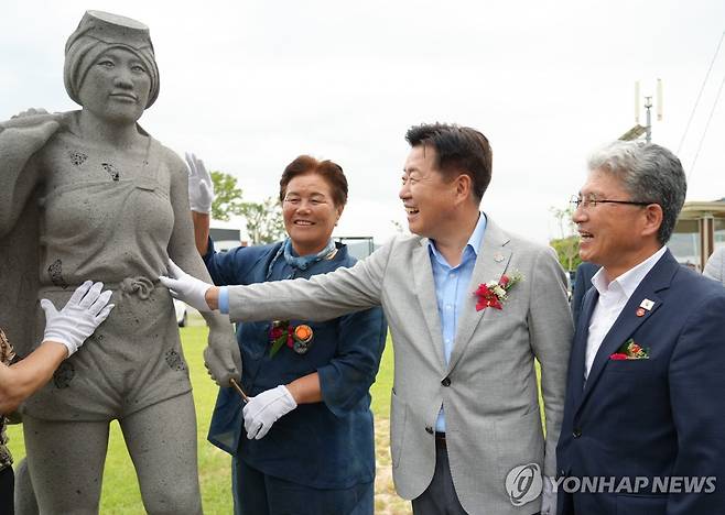 제주해녀상, 포항 구룡포에 제막  (제주=연합뉴스) 6일 포항 구룡포과메기문화관에서 열린 제주해녀상 기증 제막식에서 장영미 제주해녀협회장(왼쪽), 오영훈 제주도지사(가운데), 이상봉 제주도의회 의장(오른쪽) 등이 기념 촬영을 하고 있다. 2025.08.06 [제주도 제공.재판매 및 DB 금지] koss@yna.co.kr