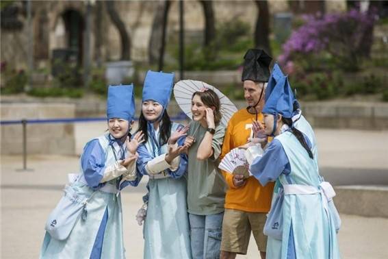 궁중문화축전 자원활동가 '궁이둥이' 활동 모습  [국가유산진흥원 제공. 재판매 및 DB 금지]
