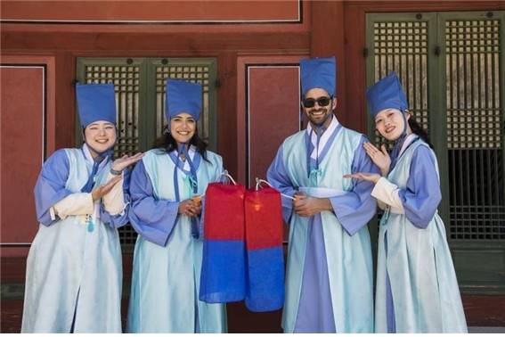 궁중문화축전 자원활동가 '궁이둥이' 활동 모습  [국가유산진흥원 제공. 재판매 및 DB 금지]