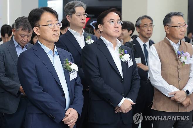 전시회 둘러보는 이청 삼성디스플레이 사장과 정철동 LG디스플레이 사장 (서울=연합뉴스) 류효림 기자 = 이청 삼성디스플레이 대표이사(왼쪽)와 정철동 LG디스플레이 사장이 7일 서울 강남구 삼성동 코엑스에서 열린 'K-디스플레이 2025 한국디스플레이산업전시회에서 전시장을 둘러보고 있다. 2025.8.7 ryousanta@yna.co.kr