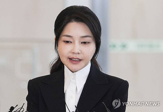 김건희 여사, 특검 첫 출석 (서울=연합뉴스) 윤석열 전 대통령 부인 김건희 여사가 6일 서울 종로구 KT광화문빌딩 웨스트에 마련된 민중기 특별검사팀에 피의자 신분으로 첫 출석하며 발언하고 있다.  2025.8.6 [사진공동취재단] photo@yna.co.kr