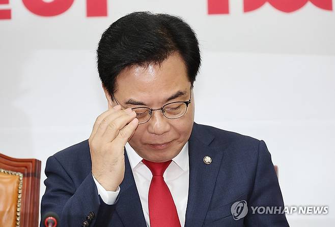 안경 고쳐쓰는 송언석 비상대책위원장 (서울=연합뉴스) 박동주 기자 = 국민의힘 송언석 비상대책위원장 겸 원내대표가 7일 국회에서 열린 비상대책위원회의에 참석해 안경을 고쳐쓰고 있다. 2025.8.7 pdj6635@yna.co.kr