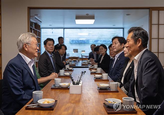 정청래 대표, 문재인 전 대통령 예방 (서울=연합뉴스) 더불어민주당 정청래 대표가 7일 경남 양산시 하북면 평산마을 문재인 전 대통령 사저에서 문 전 대통령을 예방하고 있다. 2025.8.7 [더불어민주당 제공. 재판매 및 DB 금지] photo@yna.co.kr