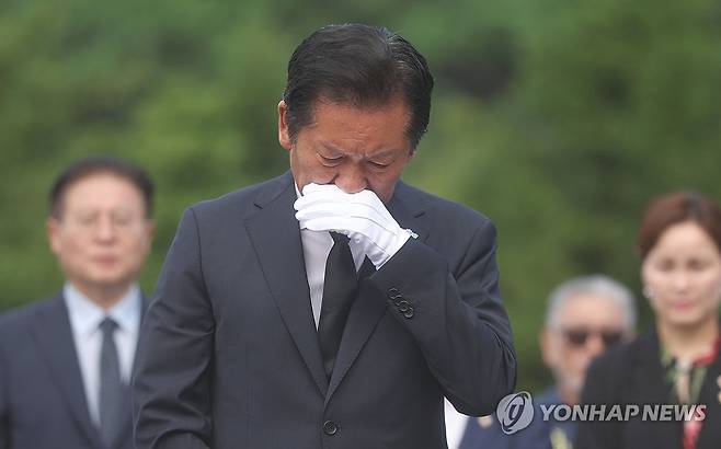 봉하 찾은 정청래 (김해=연합뉴스) 김동민 기자 = 더불어민주당 정청래 대표가 7일 오전 경남 김해시 진영읍 봉하마을을 방문해 노무현 전 대통령 묘역을 참배 후 손으로 얼굴을 닦고 있다. 2025.8.7 image@yna.co.kr