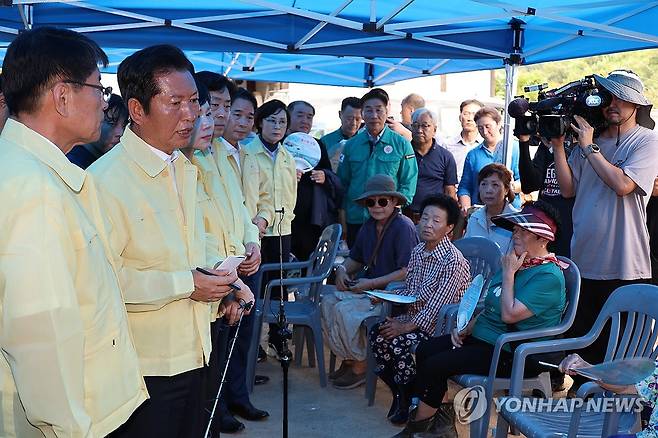 수해 주민 의견 듣는 정청래 대표 (합천=연합뉴스) 김주성 기자 = 더불어민주당 정청래 대표가 7일 경남 합천군 삼가면의 수해 지역인 송곡마을을 찾아 피해 주민들과 간담회를 하고 있다. 2025.8.7 utzza@yna.co.kr