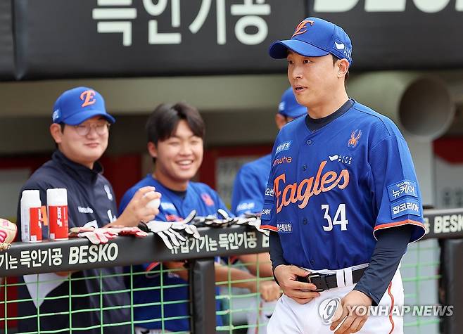 한화로 이적한 손아섭 (광주=연합뉴스) 조남수 기자 = 한화 이글스로 이적한 손아섭이 1일 광주 기아챔피언스필드에서 새 유니폼을 입고 포토타임을 갖기 위해 그라운드로 나서고 있다. 2025.8.1 iso64@yna.co.kr