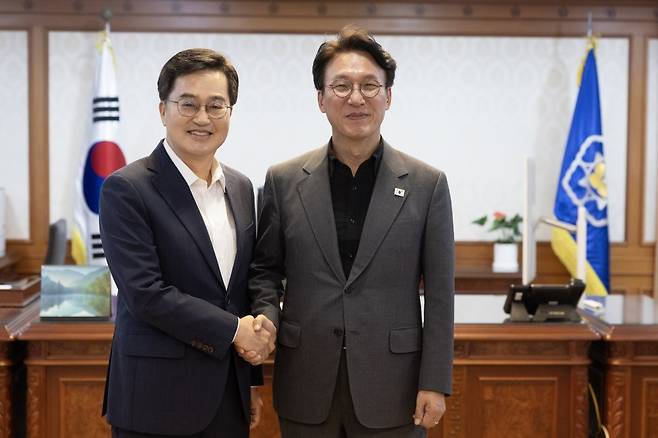 김동연 경기지사(왼쪽)와 김민석 국무총리(오른쪽) [경기도 제공. 재판매 및 DB 금지]