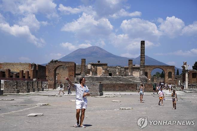 폼페이 유적 뒤로 베수비오 화산이 보인다 [AP 연합뉴스 자료사진]