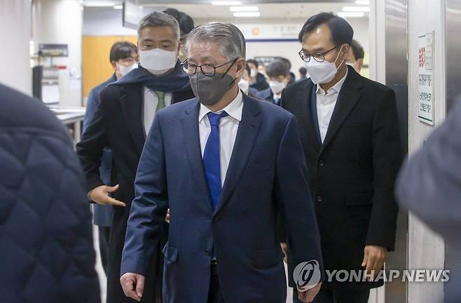 선고 공판 출석하는 최신원 전 회장 (서울=연합뉴스) 윤동진 기자 = 2천억대 횡령·배임 혐의로 기소된 최신원 전 SK네트웍스 회장이 27일 오후 서초구 서울중앙지법에서 열리는 1심 선고공판에 출석하고 있다. 2022.1.27 [공동취재] photo@yna.co.kr