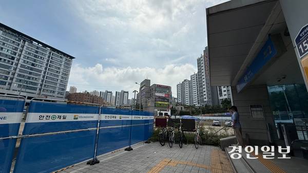 망포역 2번 출구 앞에 임시 펜스가 둘러져 있다.  기존 망포 공영주차장으로 쓰이던 곳으로 지난달 26일 폐쇄됐다. 2025.8.8 / 윤혜경기자 hyegyung@kyeongin.com