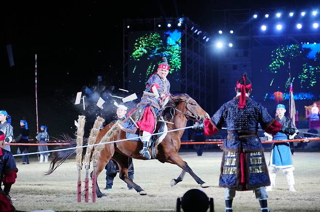 ▲ 지난 2022년 제59회 수원화성문화제에서 진행된 야조 공연/사진제공=수원시