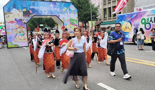 전 0시축제가 8일 을 시작으로 16일까지 9일간의 대장정에 돌입했다. 사진은 이날 열린 행사 모습. 금상진 기자
