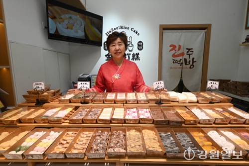 ◇떡장인 김화씨가 중국 단동시 자신의 매장에서 떡을 설명하고 있다. 중국 단동시=김남덕기자