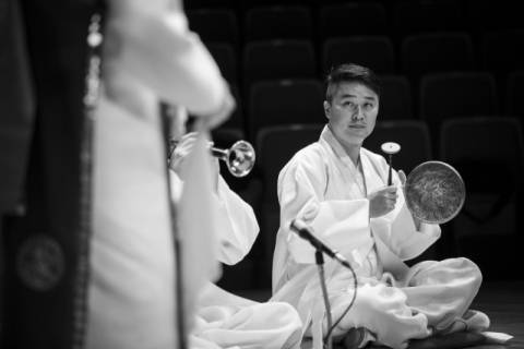 정연락 씨가 꽹과리를 치면서 공연하고 있다. 동해안별신굿 보존회 제공