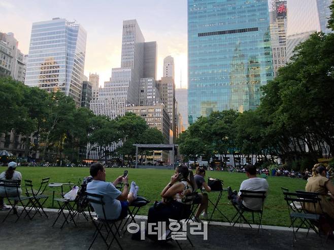 미국 뉴욕의 브라이언트 파크에 앉아 스마트폰을 들여다보고 있는 사람들의 모습. (사진=이지은 기자)