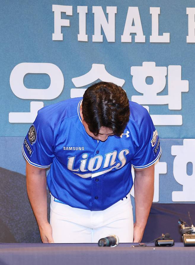 프로야구 삼성 라이온즈 투수 오승환이 7일 인천 연수구 오라카이 송도파크 호텔에서 은퇴 기자회견을 마친 뒤 고개 숙여 인사하고 있다. 사진=연합뉴스