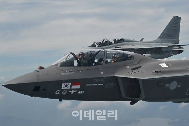 이영수 공군참모총장과 이브라힘 나세르 모하메드 알 알라위 아랍에미리트연합 국방차관이 지난 7일 공군 사천기지를 찾아 FA-50과 KF-21에 각각 탑승해 시험비행을 했다. KF-21에 탑승한 알 알라위 UAE 국방차관이 후방석에서 엄지를 치켜세우고 있다. (사진=공군)