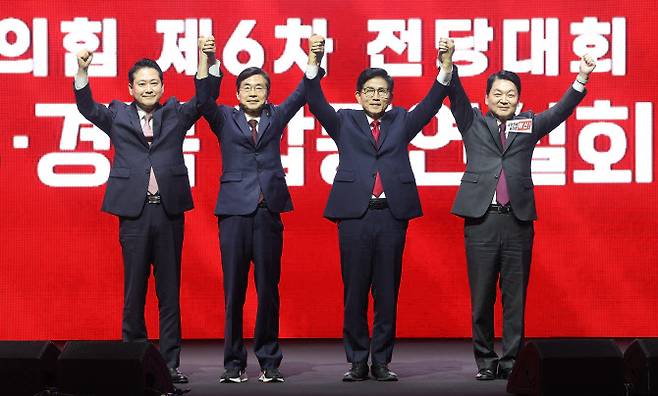 국민의힘 당대표 선거에 출마한 장동혁·조경태·김문수·안철수(왼쪽부터) 후보가 8일 대구 북구 엑스코에서 열린 국민의힘 제6차 전당대회 대구·경북 합동연설회에서 단체 사진 촬영을 하고 있다. (사진 = 연합뉴스)