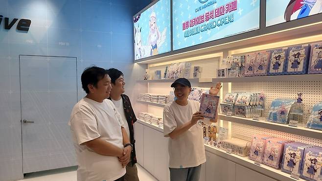 - 굿즈들도 하나씩 꼼꼼하게 살펴봤다