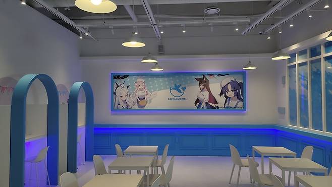- 카페는 블루 아카이브의 메인 컬러들로 잘 꾸며져있다