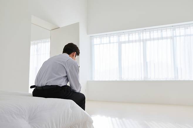 지나치게 어두운 면만 보는 습관은 감정의 왜곡을 불러오고 타인과의 소통도 방해한다. [사진= 게티이미지뱅크]