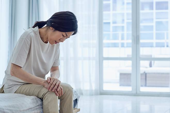 여름철 무더위로 인해 류마티스 관절염 증상이 심해질 수 있다. 이럴 때 증상을 완화하는 데 도움이 되는 식품과 오히려 악화시키는 식품이 있다. [사진=게티이미지뱅크]