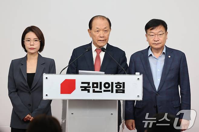 황우여 국민의힘 선거관리위원장이 7일 서울 여의도 국민의힘 당사에서 당대표 및 최고위원 후보자 예비경선 여론조사 결과를 발표하고 있다. 2025.8.7/뉴스1 ⓒ News1 이승배 기자