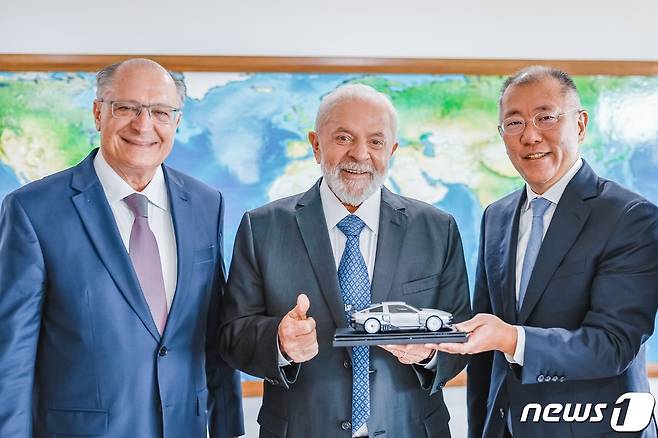 정의선 현대자동차그룹 회장(오른쪽)이 2024년 2월 22일(현지시간) 브라질 브라질리아 대통령 집무실에서 루이스 이나시우 룰라 다 시우바 대통령(가운데), 제랄도 알크민 부통령과 ‘N 비전 74’(고성능 수소 하이브리드 롤링랩) 모형을 들고 기념 촬영을 하고 있다. (브라질 정부 제공) 2024.2.23/뉴스1