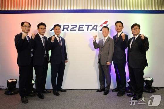 1일 오후 서울 마곡에서 진행된 에어인천과 아시아나항공 화물사업부 통합법인 '에어제타'(AIRZETA) 출범식에서 김관식 에어제타 대표(중앙 왼쪽)와 소시어스 이병국 대표(중앙 오른쪽) 등이 에어제타 현판을 공개한 모습<자료사진>(에어제타 제공). 2025.08.01.