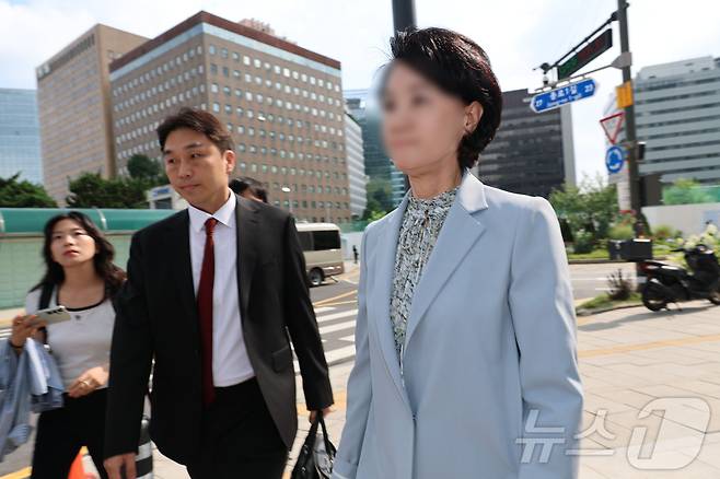 '건진법사 청탁' 관련 한학자 통일교 총재 비서실장인 정모 씨가 8일 오전 서울 종로구에 마련된 김건희 특검팀(특별검사 민중기) 사무실로 소환 조사에 출석하고 있다. (공동취재) 2025.8.8/뉴스1 ⓒ News1 박정호 기자